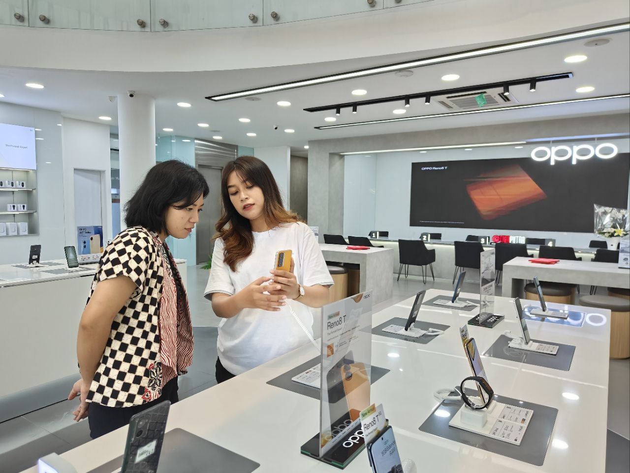 OPPO Hadirkan eXperience Store Terbesar di Kota Malang, Untuk Dukung Pengembangan Lokomotif Digital